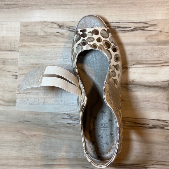 Cloud Footwear Neutral Beige Metallic Sandal. - Picture 5 of 10